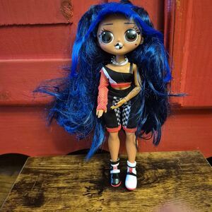 LOL Surprise OMG Series 3.8 Downtown B.B. Fashion Doll Hair Clothes Shoes EUC